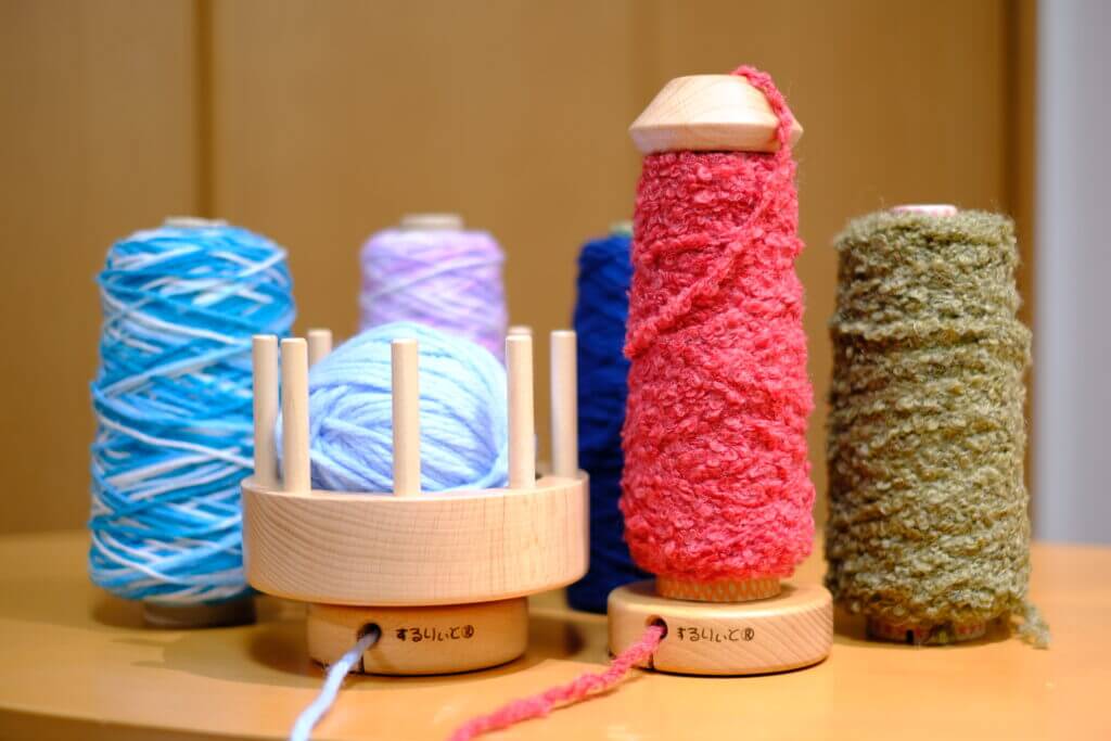 ハンドメイドで大活躍の毛糸ホルダー！編み物初心者にもやさしい