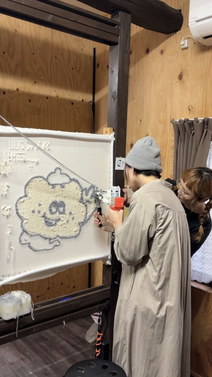 アトリエでのタフティング体験